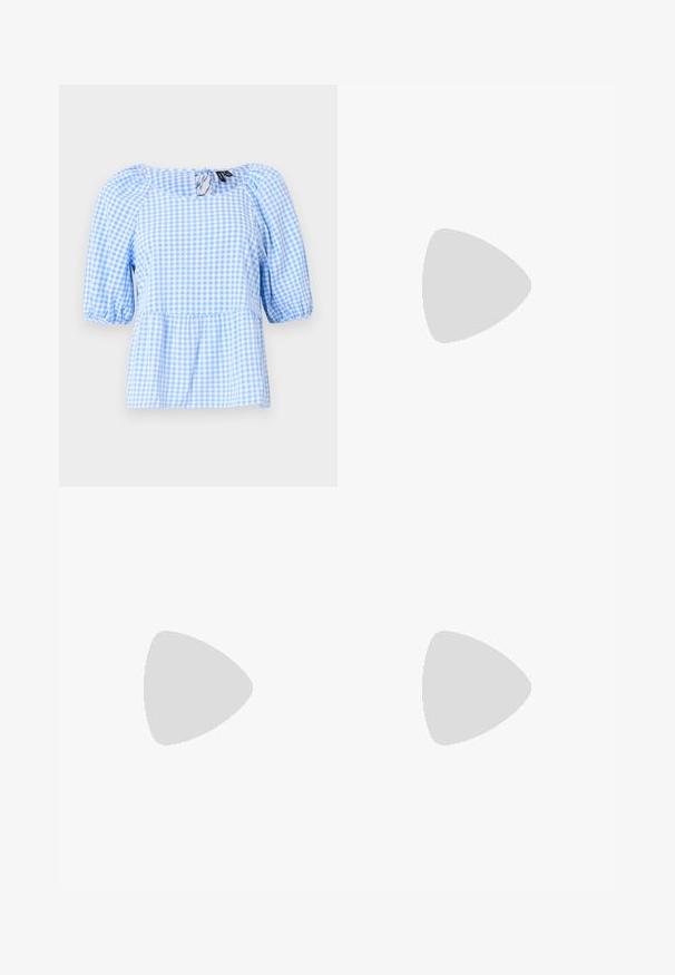 Blauw en witte gingham check blouse, met een gathered halslijn en korte puffmouwen, een peplumzoom en een keyhole detail aan de achterkant.; Donkerblauwe flared jeans van denim met een elastische tailleband. Heeft een gladde textuur en een wijde broekspijpenontwerp dat tot aan de zoom reikt.; Zwarte gepatineerde leren slingback hakken met een spitse neus en een geometrische blokhak. Kenmerkt zich door een slank, minimalistisch ontwerp en een gladde textuur.; Zwarte leren handtas met een gebogen vorm, afneembare schouderband en gouden hardware. De tas heeft een klep met een gespsluiting.