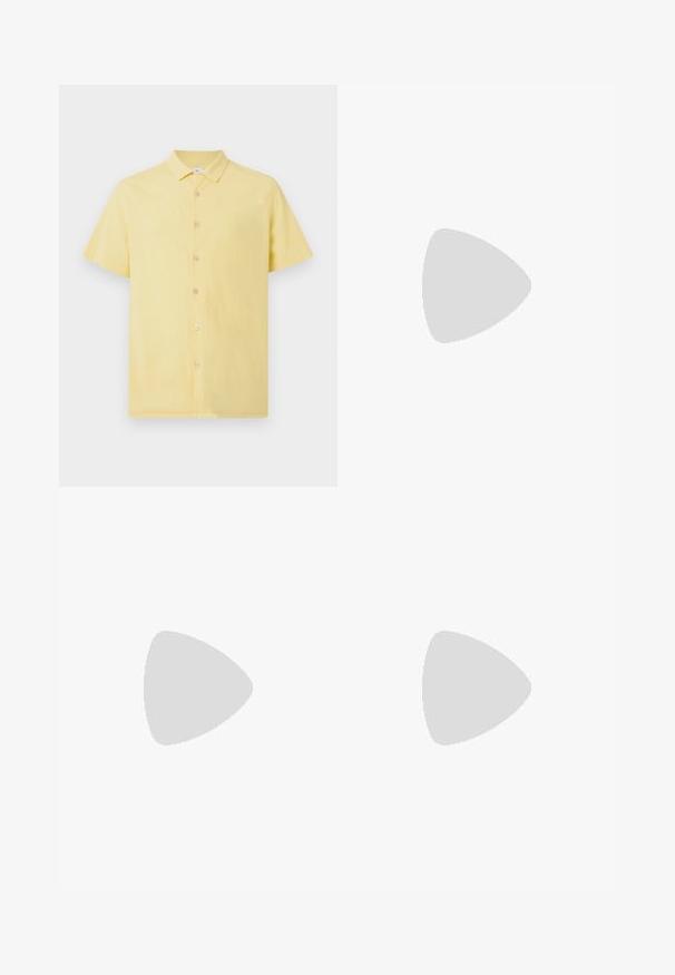 Camicia gialla a maniche corte in tessuto strutturato, con chiusura frontale a bottoni e colletto classico. Presenta bottoni di colore chiaro per un contrasto.; Filippa K TERRY CROPPED TROUSERS - Pantaloni - sage melange; Mocassini in pelle nera con punta rotonda, dotati di accentuazione in metallo dorato e dettagli di cucitura, posizionati su una suola in gomma testurizzata bassa.; Occhiali da sole neri rotondi con lenti scure e sottili bracci in metallo. Include punte trasparenti e accenti argentati alla cerniera. Design minimalista.