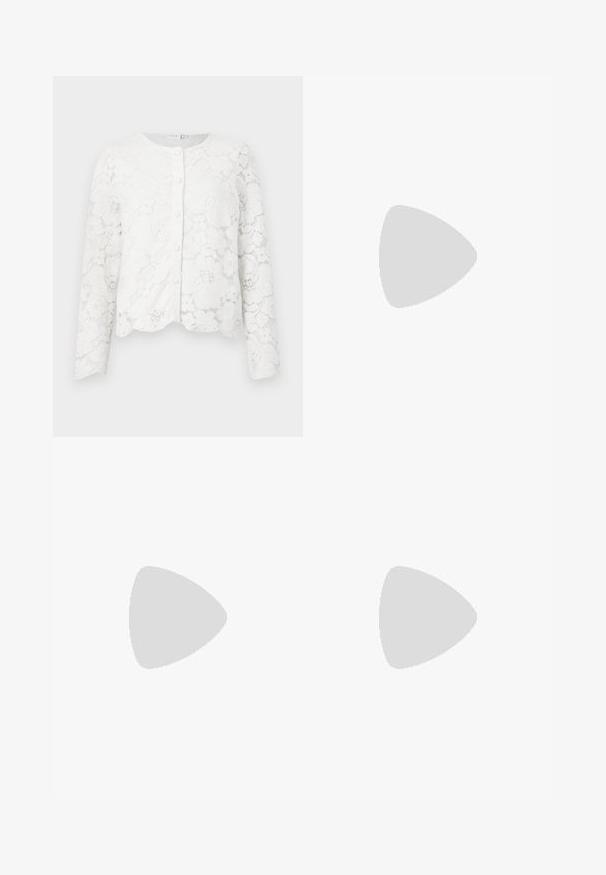 Giacca bianca in pizzo con maniche lunghe, scollatura rotonda e chiusura con bottoni. Presenta motivi floreali e un orlo a zigzag.; Jeans ampi di colore blu chiaro in denim, con vita alta, cinque tasche e cuciture visibili lungo le cuciture.; Décolleté in vernice nera con punta affusolata e tacco in geometria cubica. Presentano un design elegante e minimalista, con una texture liscia.; Borsa hobo nera in pelle con una superficie liscia, forma curvata e una singola tracolla regolabile; presenta un'ampia apertura nella parte superiore.