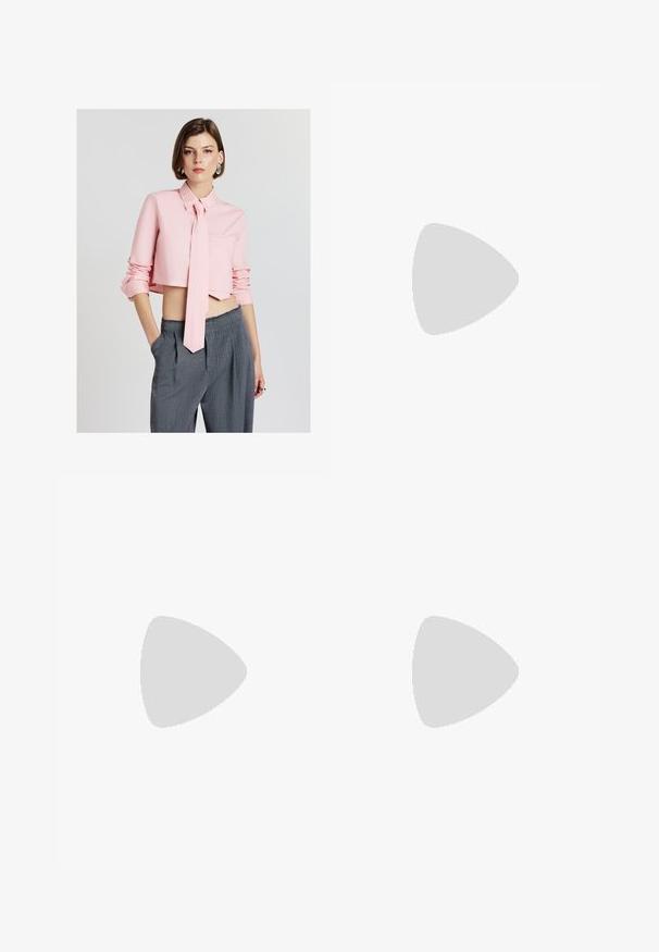 Calliope CAMICIA CROP CRAVATTA - Camicia - rosa chiaro; Jeans neri a gamba larga con vita alta, dotati di due tasche frontali e dettagli in metallo sui bottoni. Il tessuto ha una texture liscia.; Tacchi slingback in pelle verniciata nera con punta affusolata, design con tagli laterali e tacco quadrato piccolo. Texture liscia con dettagli minimi.; Borsa a spalla in vernice nera con forma curvata, una tracolla, tasche frontali e dettagli in metallo argentato.