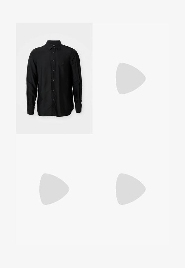 Svart långärmad skjorta i slät tyg, med knappkrage, framknappar och en liten broderad logga.; Mörkblå byxor med slim fit. Tillverkade av slät, texturerad tyg, med flat front, bältesloopar och sidofickor.; Svart lädersko med rund tå, låg svart klack och ett dekorativt rem. Smidig textur med en glänsande yta.; Svart läderclutch med texturerad yta, framfickan med dragkedja och avtagbar handledsrem. Har en logotypetikett framtill. Rektangulär form.