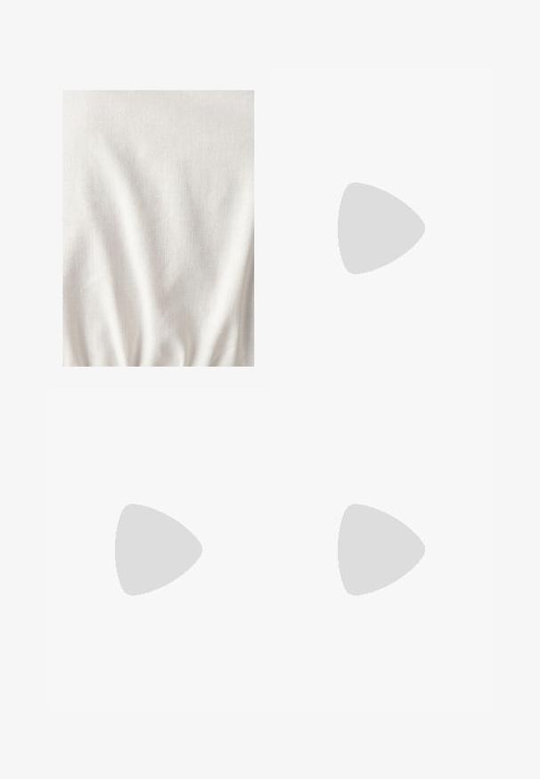 Svijetlosmeđi materijal s teksturiranom površinom, s blagim naborima i pregibima. Materijal izgleda mekan i lagan.; Pamukova tkanina ima kremastu pozadinu s ravnomjerno raspoređenim crnim točkicama. Tekstura izgleda glatko s blagim detaljima drapiranja.; Crne čizme do koljena izrađene od glatke kože, s debelim potplatom i zaobljenim prstima. Minimalistički dizajn bez vidljivih dijelova ili ukrasa.; Sunčane naočale u boji kornjače s ovalnim okvirom i zelenim staklima. Imaju tanke ručke s metalnim detaljem blizu šarki.; Maslinasto zeleni kožni ručni šal s zaobljenim oblikom, dvostrukim ručkama i besprijekornim prednjim dijelom. Ima glatku teksturu i suptilne detalje u šivanju.; Srebrne okrugle naušnice s glatkom, poliranom površinom. Okrugli oblik, lagani dizajn, s mehanizmom sigurnog kopčanja.