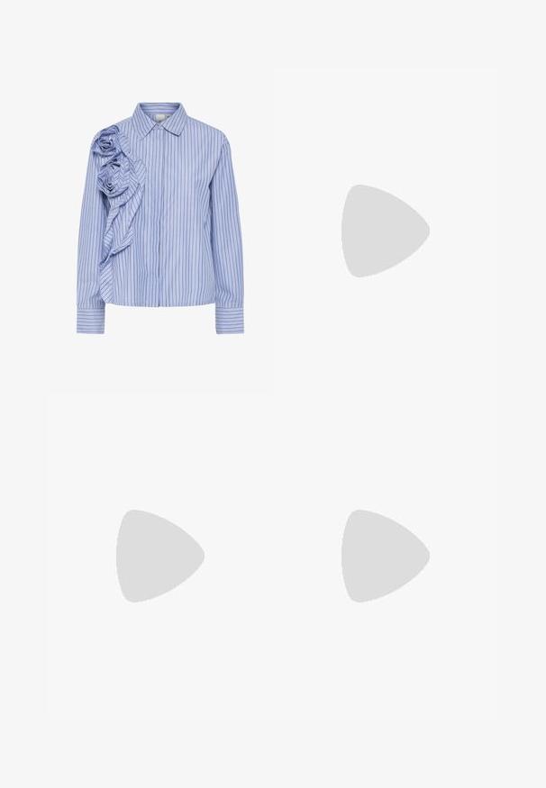 Blå och vit randig skjorta med en volangdesign och tygrosor på vänster axel samt knäppning fram. Lång ärm.; Mörkgröna vida jeans i bomullsblandning, med knäppning fram, fem fickor och klassisk denimstickning.; Svarta lackläderskor med spetsig tå, blockklack och ankelrem, i kombination med grå ribbade benvärmare och en brun mockakjol.; Brun läder tote-väska med två avlånga handtag, strukturerad rektangulär form, slät textur och subtila sömdetaljer.