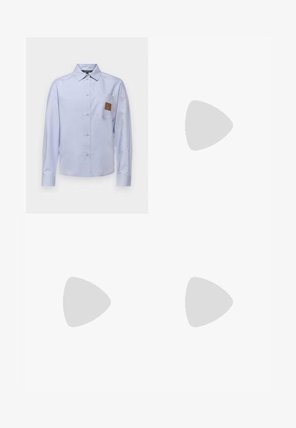 Armani Exchange CAMICIA - Blusa - dry gin; Jeans de tiro alto y pierna ancha en color azul, con bolsillos delanteros y traseros, cierre de botones y costuras visibles sobre un fondo blanco.; Zapatilla con una parte superior de tela beige y acentos de ante marrón, una mediasuela blanca y una suela de goma con un detalle de marca.; Bolso de hombro de cuero negro con una textura suave, que presenta una correa delgada y larga y un sutil detalle de costura en el centro.
