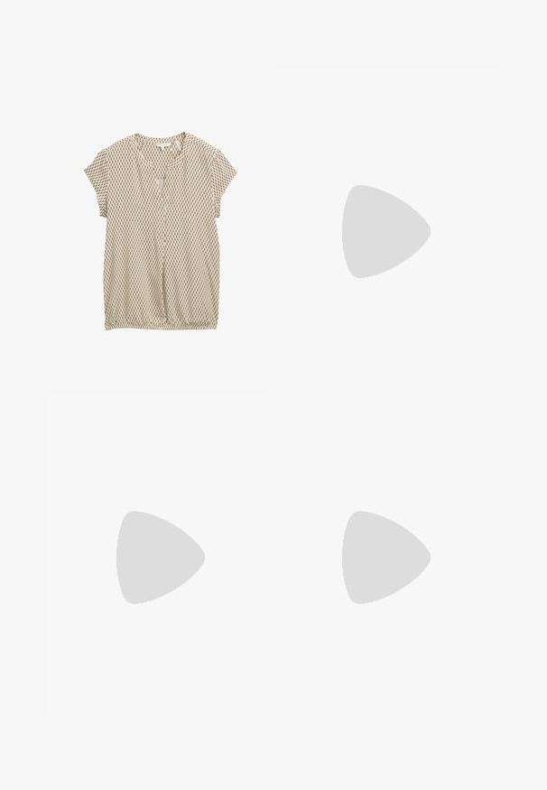 Blouse beige clair à manches courtes avec un motif vertical de rectangles bleu foncé, décolleté en V et ourlet élastiqué froncé.; Sac noir et blanc présentant un motif géométrique en forme de diamant, fabriqué en tissu avec une finition texturée. Conçu avec une ouverture à rabat.; Escarpins slingback en cuir verni noir avec un embout pointu, un design à découpes arrondies et un talon carré. Présente un accent de boucle en ton doré.; Grand sac fourre-tout en paille avec un extérieur texturé beige et deux grandes poignées. Présente une sangle en cuir pour la fermeture.
