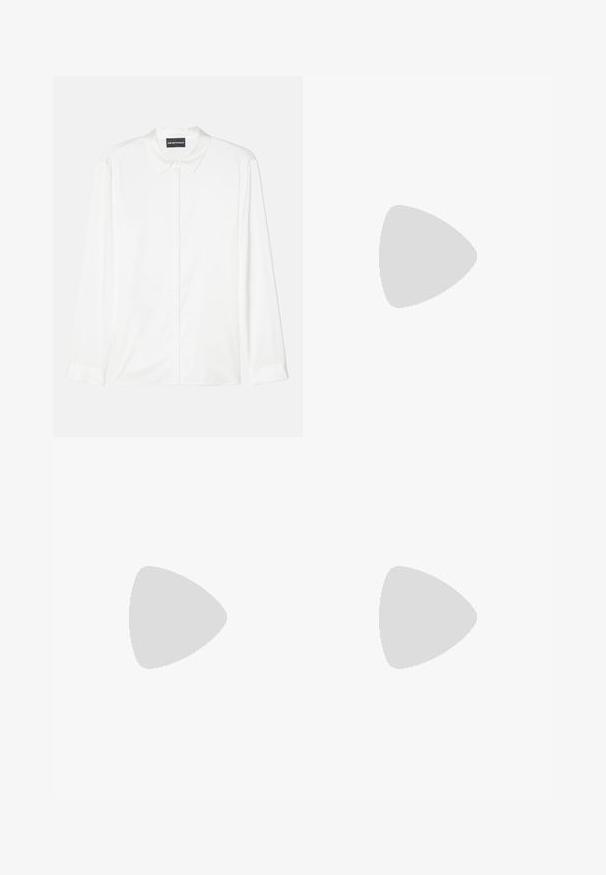 Hvid skjorte med lange ærmer lavet af glat stof, med klassisk krave, knaplukning foran og enkle manchetter med et rent, minimalistisk design.; Mørkeblå bukser lavet af blødt stof, med plisseringer og lige ben design, standard talje og sidelommer.; Paul Smith AMIRA - Pumps - black; Sort læderrygsæk med flaplukning, for-lynlomme, sidelommer med lynlås og et topgreb. Har logodetaljer foran.