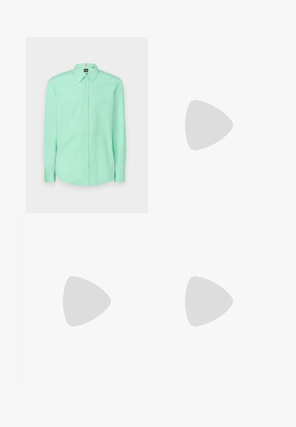 BOSS RICKERT - Overhemd - open green; Witte, loszittende broek gemaakt van lichtgewicht stof. Voorzien van een elastische tailleband met een koord en twee zijzakken.; Witte leren sneaker met een gladde textuur, ronde neus, vetersluiting en een kleine marineblauwe hielaccent met een rood detail op de zool.; Gouden kruisoorbellen met een gladde afwerking en een hanglus, met een eenvoudig, langwerpig ontwerp. Elk kruis heeft een uniforme maat.
