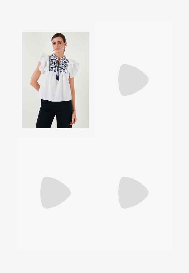Witte blouse met ruches aan de korte mouwen, geborduurd bloemenpatroon in marineblauw, sleutelgatstrikdetail bij de halslijn, lichte stof.; Zwarte, wijde spijkerbroek van denim met een hoge taille, voorzien van een vijf-pocket ontwerp en een enkele knoopsluiting aan de voorkant.; Anna Field Wide Fit Laarzen - black; Crème-kleurige, zachte neplederen tas met een geplooid ontwerp, verstelbare schouderband en subtiele trekkoordsluiting. Gladde textuur en ronde vorm.; Zilveren druppeloorbellen met afgeronde, reflecterende oppervlakken; minimalistisch ontwerp met een gladde textuur en subtiele merkdetails.