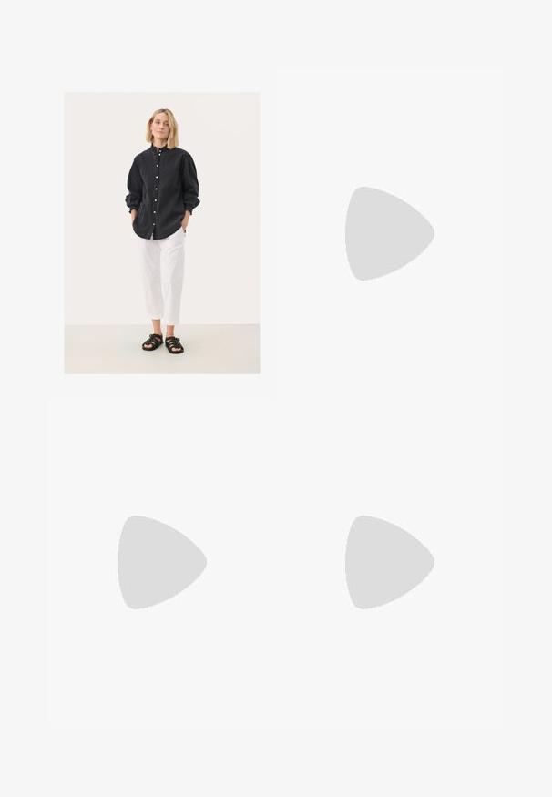 Čierna košeľa s gombíkmi a naťahovanými rukávmi, kombinovaná s bielymi skrátenými nohavicami a čiernymi sandálmi na popruhy. Jednoduché pozadie.; Tmavohnedé nohavice so širokými nohavicami, zapínaním na gombík a zips, pútkami na opasok a prednými vreckami na bielom pozadí.; Čierny kožený podpatek s špicatou špičkou, nízkym opätkom a hladkým povrchom. Obsahuje mierne otvorenie vpredu a minimálne kovové detaily na zadnej strane.; Čierna patinovaná kožená kabelka s krivým tvarom, nastaviteľným popruhom a zlatými detailmi na strane. Hladká, lesklá textúra.