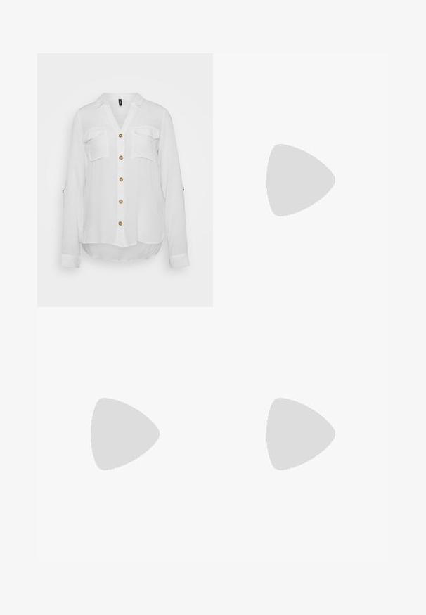 Bela srajca z dolgimi rokavi in V-izrezom, dvema žepoma na prsih in šestimi okroglimi gumbi. Mehka tkanina z rahlo ukrivljenim robom.; Črne razširjene kavbojke iz denima, z visokim pasom, petimi žepi in kovinskim gumbom za zapiranje. Gladka tekstura z minimalnimi detajli.; Črne natikače s trakovi in kvadratnim prstom ter nizkim blokastim peto. Imajo več tankih trakov in nastavljiv trak okoli gležnja. Narejene so iz gladkega usnja.; Črna usnjena torba čez ramo z gladko teksturo, pravokotno obliko in kovinskim verižnim detajlom spredaj. Vključena je nastavljiva naramnica.