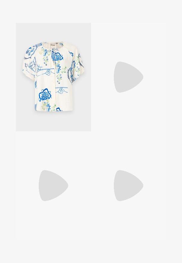 Blusa floreale con motivi blu e verdi su un tessuto crema. Maniche corte a sbuffo, scollatura rotonda e chiusura frontale con bottoni.; Una gonna al ginocchio in un tessuto leggero con un motivo astratto beige, marrone e verde. Presenta una vita aderente e un design fluido.; Sandal con tacco alto in suede rosa, con tacco a blocco, punta aperta e cinturino alla caviglia con dettaglio in oro. Fascia frontale piatta.; Borsa a spalla in finta pelle marrone con forma curvata, cuciture minime e un accento in metallo dorato. Presenta una chiusura con zip superiore e una tracolla regolabile.