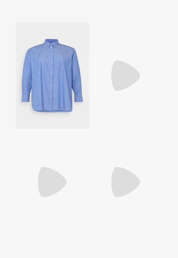 Tommy Hilfiger Curve CRV ESS POPLIN EASY FIT - Pogājama blūze - blue; Platās kājas džinsi tumši zilā denima krāsā. Iespējas: piecas kabatas, siksnu cilpas un neapstrādāta apakša ar redzamām šuvju detaļām.; Melnas strappy sandales ar kvadrātveida purngaliem un zemu bloku papēdi. Ievērojamas ar vairākiem plāniem siksniņām un regulējamu potītes siksniņu. Izgatavotas no gludas ādas.; Brūns ādas plecu soma ar izliekta formu, zelta piederumiem un sprādzes akcentu. Iesaiņota ar noņemamu plecu siksnu.