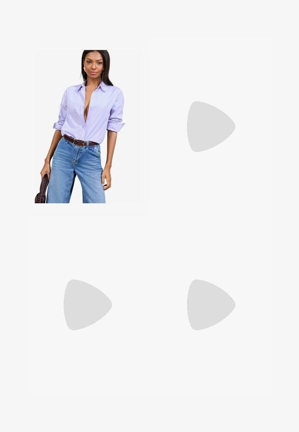 Koszula w paski w kolorze lawendy i białym z podwiniętymi rękawami, noszona z wysokimi niebieskimi dżinsami i brązowym paskiem.; Brązowe spodnie o szerokich nogawkach z gładką fakturą, z wysokim stanem i plisami z przodu. Materiał jest lekki i luźno opada.; Czarne sandały na obcasie z gładkiej skóry, z odkrytymi palcami, szerokimi przednimi paskami oraz regulowanym paskiem na kostkę z detalem w postaci złotego zapięcia.; Brązowa skórzana torba z marszczonym szczytem i łańcuszkowym paskiem. Gładka tekstura z błyszczącym wykończeniem i subtelnymi detalami szwów po bokach.