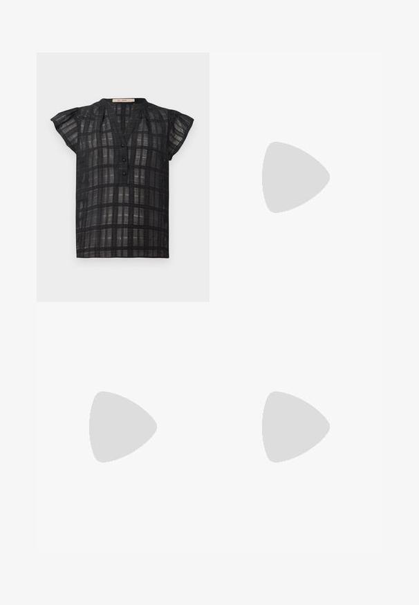 Blusa nera a maniche corte con scollo a V, davanti con bottoni e motivo a quadretti. Realizzata in materiale trasparente con texture e dettagli sottili.; Pantaloni neri a gamba larga caratterizzati da un tessuto testurizzato, una vita elastica e una cintura staccabile per una vestibilità regolabile.; Pump in pelle nera con punta affusolata e tacco basso a blocco. Presenta una cinghia alla caviglia con una fibbia in tonalità oro. Texture liscia.; Borsa nera con forma strutturata, texture liscia e una chiusura metallica. Abbinata a pantaloni neri larghi e sandali open-toe su un pavimento in legno.