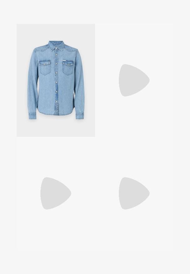 Világoskék farmering hosszú ujjakkal, hegyes gallérral és pattintós gombos záródással. Két mellzsebbe zsebfedőkkel. Egyenes szabású.; BOSS TEE - Basic póló - open white; Beige pamut nadrág egyenes szárú kivágással, gombos záródással és elülső redőkkel a részletek fokozása érdekében.; Fekete bőr slip-on cipő lekerekített orral, varrott részletekkel és fekete gumitalppal. Simaság és minimalista dizájn jellemzi.