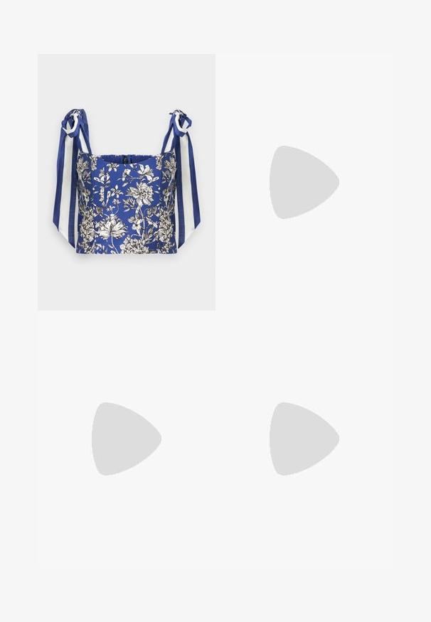 Top scurt floral albastru cu flori detaliate în alb și negru, având bretele late pentru umeri cu dungi albastre și albe.; Pantaloni din in bej cu croială lejeră, cu față pliată și picioare drepte. Prezintă un brâu cu bucle pentru curea și fără buzunare vizibile.; Pantofii cu toc înalt din piele neagră, cu vârf ascuțit și toc rotund, mimos. Textură netedă, cu un design elegant și minimalist.; Geantă de umăr din piele maro, cu o formă curbată, semi-circulară, curea subțire și accente discrete din metal auriu. Textură netedă.