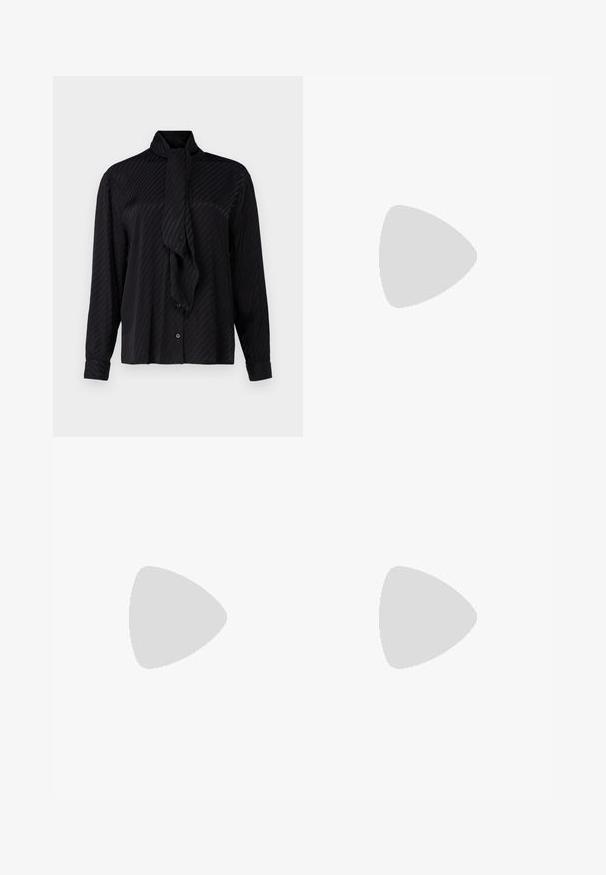 Czarna, długos rękawowa bluzka z wiązanym kołnierzykiem, z delikatną teksturą w paski i zapinaniem na guziki z przodu. Dopasowany krój z mankietami.; Jasnoszare, żeberkowane spodnie wide-leg z wysokim stanem i rozcięciem z przodu. Wykonane z miękkiego materiału o gładkiej fakturze.; Czarne lakierowane półbuty na obcasie z wydłużonym noskiem i geometrycznym słupkiem. Charakteryzują się eleganckim, minimalistycznym designem oraz gładką fakturą.; Czarna skórzana torebka o zakrzywionym kształcie, z odpinanym paskiem i złotymi akcentami. Torebka posiada klapę z zapięciem w kształcie klamry.