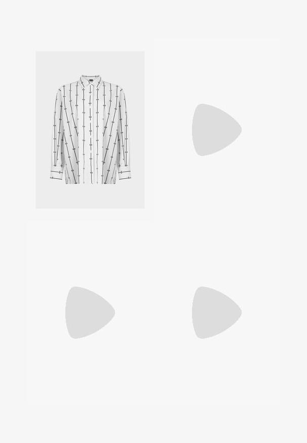 Chemise blanche à boutons avec des lignes verticales noires et des motifs géométriques. Manches longues avec des accents noirs aux poignets. Texture de tissu lisse.; Pantalons larges bordeaux en coton avec une ceinture à la taille, poche plissée à l'avant et pressions au niveau des chevilles. Texture lisse, design minimal.; Sandales à talons noirs avec une finition en vernis brillant, comportant plusieurs lanières, des accents en matériel circulaire et un talon carré chunk.; Sac à main en cuir rose au design arrondi, avec fermeture éclair et une bandoulière. Il présente un logo argenté à l'avant.