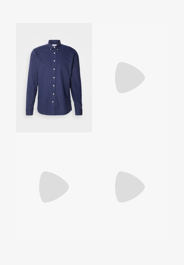Lindbergh MELANGE BRUSHED SHIRT - Srajca - navy; Set petih majic v črni, beli in mornarsko modri barvi. Bombažni material, kratki rokavi, krojen vrh z okroglim izrezom ter enostavno teksturo brez vzorcev.; Svijetloplavi traper široki traperice s visokim strukom, s pet džepova, petljama za remen i mekom, pomalo izblijedjelom teksturom.; Beli in sivi teniski z črnimi črtami, narejeni iz usnja, z gumijastim podplatom in ravnimi vezalkami. Nosijo jih z mornarskimi hlačami na lesenem tleh.; Kovinske očala z ovalnim okvirjem, srebrnimi obroči in prozornimi lečami. Tanke, ravne ročke z črnimi konicami, minimalističen dizajn.