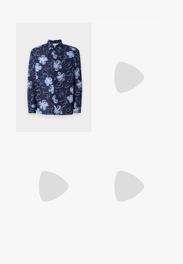 Donkerblauw overhemd met knopen en een bloemenpatroon in lichtblauw en wit. Zachte stof met een standaard kraag en lange mouwen.; Zwarte katoenen t-shirt met korte mouwen, met blauwe tekst "BESCHERM JE ENERGIE" en een grafisch ontwerp op de bovenste linkerkant.; Zwarte shorts van een katoenmix, met een rechte pasvorm, knoopsluiting aan de voorkant, zijzakken en een gladde textuur.; Zwarte leren instappers met een gladde textuur, ronde neus en een decoratieve band over de wreef. Lage, gestapelde hak en minimalistisch ontwerp.; Zwarte leren schoudertas met een ritsvak aan de voorkant, reliëflogo en verstelbare schouderband. Soepele textuur met een gestructureerde vorm.