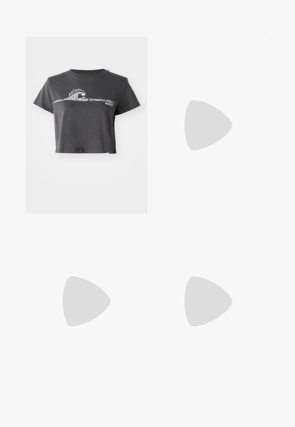 T-shirt cropped grigio scuro con una grafica stilizzata di un'onda bianca e una palma, e il testo "ROXY" sul davanti.; Pantaloni culotte neri in poliestere con una cintura elastica, due pieghe frontali e una silhouette ampia. Nessun motivo visibile o dettagli in metallo.; Sandali con tacco in vernice nera, con punta squadrata, cinturini alla caviglia e fibbie in argento. Presentano un tacco a blocco spesso per maggiore stabilità.; Borsa tote in pelle nera con texture liscia, forma rettangolare e due manici lunghi. Nessun hardware o decorazione visibile.