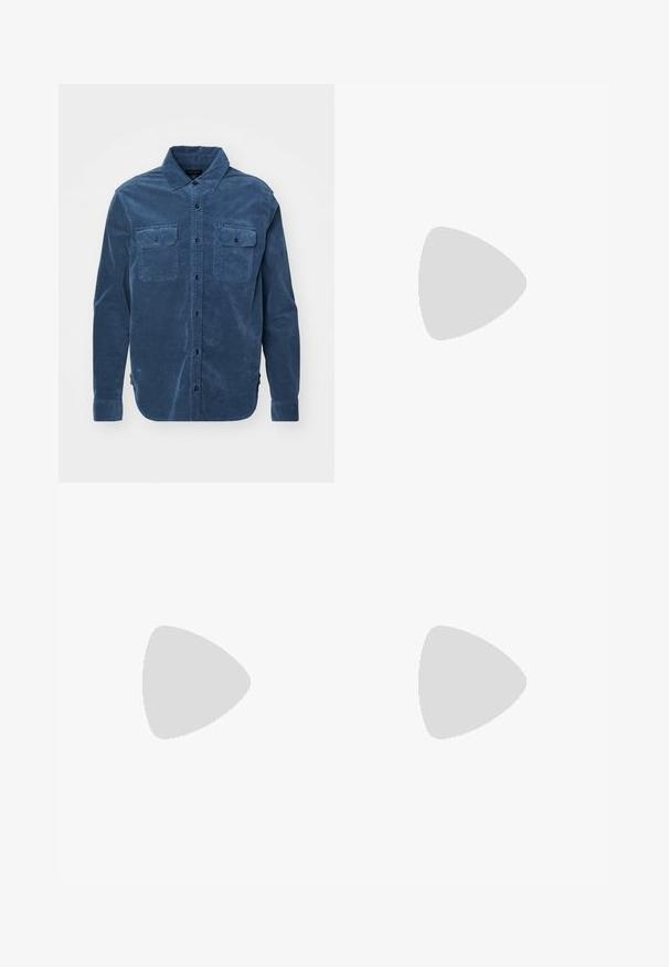 Camisa de pana azul de manga larga con dos bolsillos en el pecho, cierre de botones y puños ajustables, que presenta una textura suave y un cuello clásico.; Jeans de mezclilla gris con corte recto, diseño de cinco bolsillos y cierre de botón en la cintura. Textura sutilmente deslavada en toda la prenda.; Zapatilla blanca con acentos de ante, puntera redondeada, cordones planos y suela de goma color crema. Presenta un logo verde en el talón.; Mochila de cuero negra con un diseño estructurado, parte superior plegable, cierre de un solo broche, bolsillos laterales y un acento de tela Patronada en la base.
