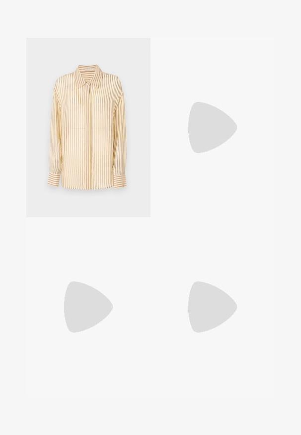 Žltá blúzka s vertikálnymi bordovými pruhmi, s golierom, dlhé rukávy s gombíkovými manžetami a ľahká, hladká textúra látky.; Džínsy s širokými nohavicami v stredne modrej farbe, s dvoma prednými vreckami na gombíkovné zapínanie a šitými detailmi pozdĺž lemov.; Čierne lakované sandále na podpätku so štvorcovou špičkou, navlečenými remienkami okolo členku a striebornými prackami. Disponujú masívnym blokovým podpätkom pre stabilitu.; Čierna kožená taška na rameno s hladkým povrchom, obdĺžnikovým tvarom a dvoma dlhými uchami. Bez viditeľného kovania alebo ozdôb.