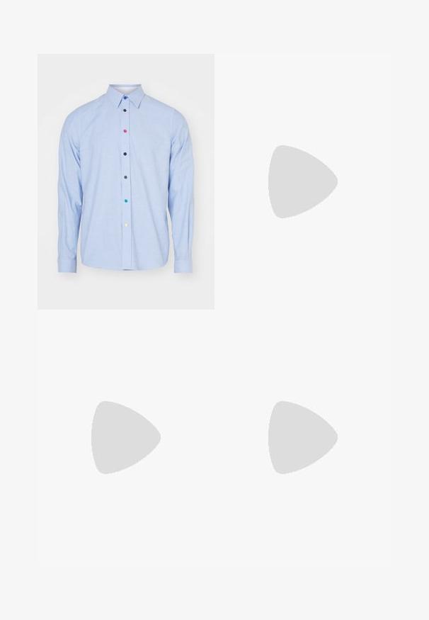 Hellblaues Langarmhemd mit Button-Down-Kragen und mehrfarbigen Knöpfen auf der Vorderseite. Hergestellt aus einem glatten, strukturierten Stoff.; Filippa K TERRY CROPPED TROUSERS - Stoffhose - sage melange; Schwarze Lederleter mit einer abgerundeten Zehenpartie, ausgestattet mit goldenen Hardwareakzenten und Stichdetails, auf einer niedrigen, strukturierten Gummisohle.; Schwarze runde Sonnenbrille mit dunklen Gläsern und schlanken Metallbügeln. Enthält klare Tempelspitzen und silberne Akzente am Scharnier. Minimalistisches Design.