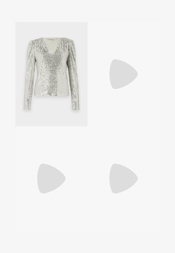 Maglia a maniche lunghe argento con scollatura a V profonda, caratterizzata da un motivo testurizzato di paillettes verticali e spalle a palloncino plissettate.; Pantaloni neri attillati in tessuto liscio, con una vita classica, zip frontale e tasche laterali, dal design elegante e sartoriale.; Décolleté in vernice nera con cinturino dietro, punta affusolata, design con ritagli arrotondati e tacco a blocco. Presenta un accento di fibbia tono oro.; Borsa nera con forma strutturata, texture liscia e una chiusura metallica. Abbinata a pantaloni neri larghi e sandali open-toe su un pavimento in legno.