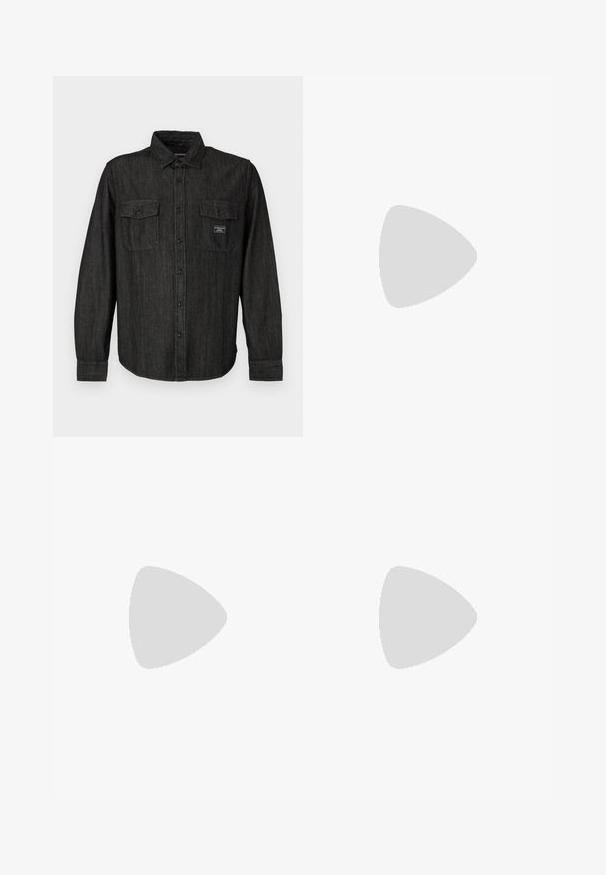 Sort denimskjorte med knaplukning, spidse krave og to brystlommer. Har et subtilt stribet mønster og et mærketikette på lommen.; Hvide bomulds tanktoppe, ærmeløs design, rund hals, ensartet tekstur, med et blødt, let stof. To stykker vist.; Beige denimshorts med lige snit, fem lommer og bæltestropper. Har et let falmet udseende med syninger som accent.; Marine flip-flop sandal med teksturerede gummistropper, støbt fodseng og grønne striber på mellemsålen. Flad sål, afslappet design.; Sorte solbriller med rektangulære rammer, gråt tonede linser og en broudskæring design. Slankt, glat plastmateriale med smalle stænger.