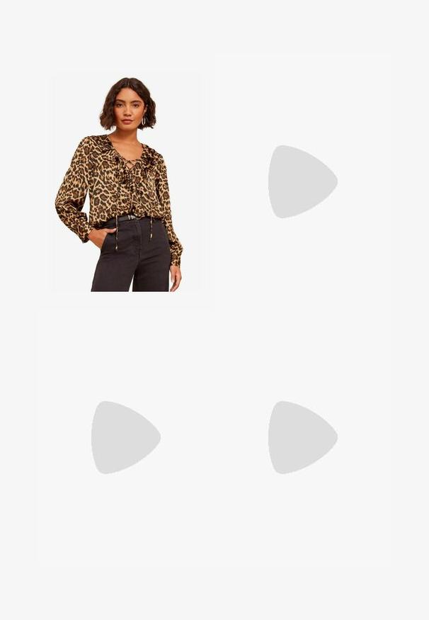 Blusa con stampa leopardata, colletto arricciato, maniche lunghe e dettaglio con lacci, realizzata in materiale leggero, abbinata a jeans scuri a vita alta.; Pantaloni a gamba larga in satin color crema con motivi geometrici ricamati in nero lungo l'orlo. Presentano una texture liscia e una silhouette sagomata.; Decolletè beige in pelle con tacco a blocco e punta affusolata, rifinita con un bordo nero lungo l'apertura e una sottile cinturino regolabile sul retro con dettagli in corsa dorati.; Borsa a mano in pelle crema a forma di mezzaluna, con accessori in oro, dettagli neri e una tracolla rimovibile. Presenta una dettagli in catena e un'etichetta.