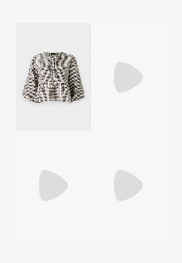 Blusa a scacchi marrone e bianca, con design a peplum, scollatura con fiocco e maniche lunghe e svasate.; Pantaloni neri a gamba larga realizzati in tessuto leggero, caratterizzati da una chiusura frontale con bottone e frontale piatto, con orli cuciti con precisione.; Sandali con tacco in suede nero, con una sottile fascia alla caviglia, design open toe e un discreto tacco a blocco. Texture liscia e decorazioni minime.; Borsa a tracolla nera in pelle con una texture liscia. Presenta una tracolla regolabile e un design elegante e minimalista con chiusura a zip.