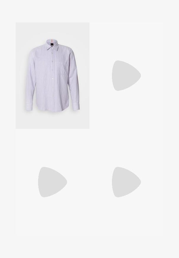 Camicia a righe viola chiaro con colletto a bottoni, maniche lunghe e taschino sul lato sinistro del petto. Presenta un sottile dettaglio del logo.; Pantaloni neri in tessuto liscio, con un design a gamba dritta, tasche frontali, chiusura con un singolo bottone e senza motivi visibili.; Scarpa da uomo in pelle nera con finitura liscia, punta rotonda e suola bassa e texture. Presenta un design con lacci e un tassello sul tallone per un facile indossamento.; Borsa da viaggio in pelle marrone con chiusura a zip, doppie maniglie, tracolla regolabile e motivi di texture visibili sulla superficie.