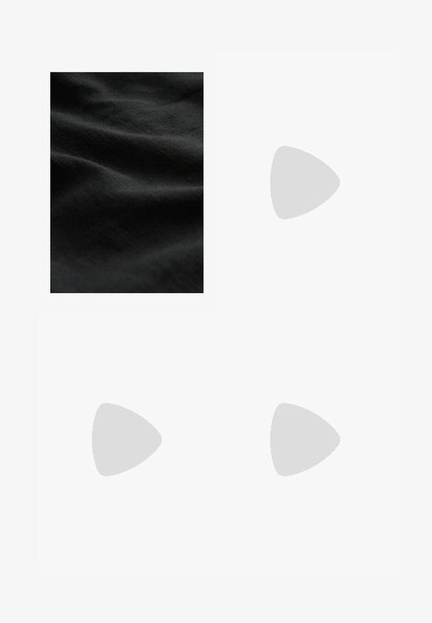 Tessuto nero con una texture liscia e morbida, che presenta sottili pieghe e una finitura opaca. Nessun motivo o accessorio visibile.; Pantaloni neri a gamba dritta, con tasche frontali e spacchi laterali all'orlo. Realizzati in tessuto morbido e liscio. Adatti a diverse occasioni.; Sandali con tacco in vernice nera, con punta squadrata, cinturini alla caviglia e fibbie in argento. Presentano un tacco a blocco spesso per maggiore stabilità.; Borsa nera con effetto coccodrillo, dalla forma curvata, con tracolla rimovibile e un elegante dettaglio metallico sul davanti.; Orecchini a cerchio in argento con un design rotondo e liscio e una finitura lucida. Sono sottili e leggeri, con una semplice chiusura a scatto.