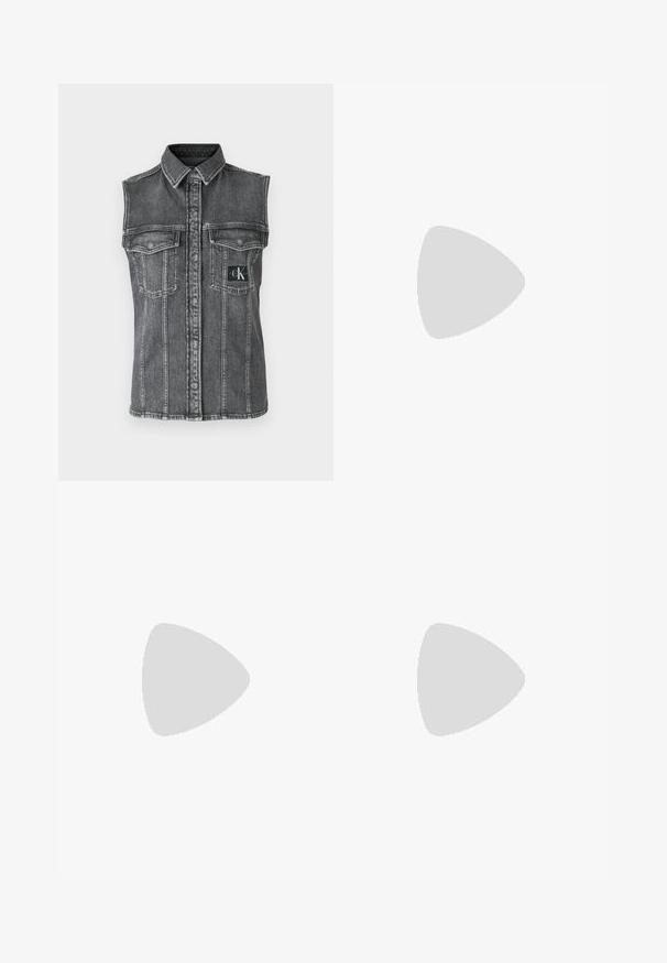 Calvin Klein Jeans SLEEVELESS LEAN SHIRT - Top - denim grey; Črne hlače ravnega kroja z naglavnimi žepi in stranskimi razporki na robu. Narejene iz mehke, gladke tkanine. Primerne za različne priložnosti.; Črne lakirane slingback pete s koničastim nosom in geometrijsko blokasto peto. Imajo eleganten, minimalističen dizajn in gladko teksturo.; Črna usnjena torba s svilnato teksturo, pravokotne oblike in dvema dolgima ročajema. Brez vidnih metalnih delov ali okrasnih elementov.
