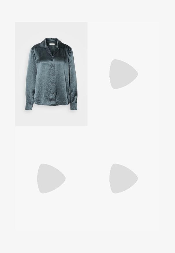 Dunkelblaue Satinbluse mit langen Ärmeln, Kragen, durchgehender Knopfleiste, glatter Oberfläche und leichtem Glanz, ausgestattet mit fünf Knöpfen und geknöpften Ärmeln.; Schwarze weite Hosen mit hoher Taille, Knopfdetails am Bund und vorderen Falten.; Knöchelhöhe schwarze Lederstiefel mit quadrater Spitze und Blockabsatz, gezeigt mit einem Modell, das einen olivgrünen Mantel trägt. Glatte Textur, minimale Details.; Schwarze Handtasche mit strukturierter Form, glatter Textur und einem metallischen Verschluss. Kombiniert mit weiten schwarzen Hosen und offenen Sandalen auf einem Holzboden.