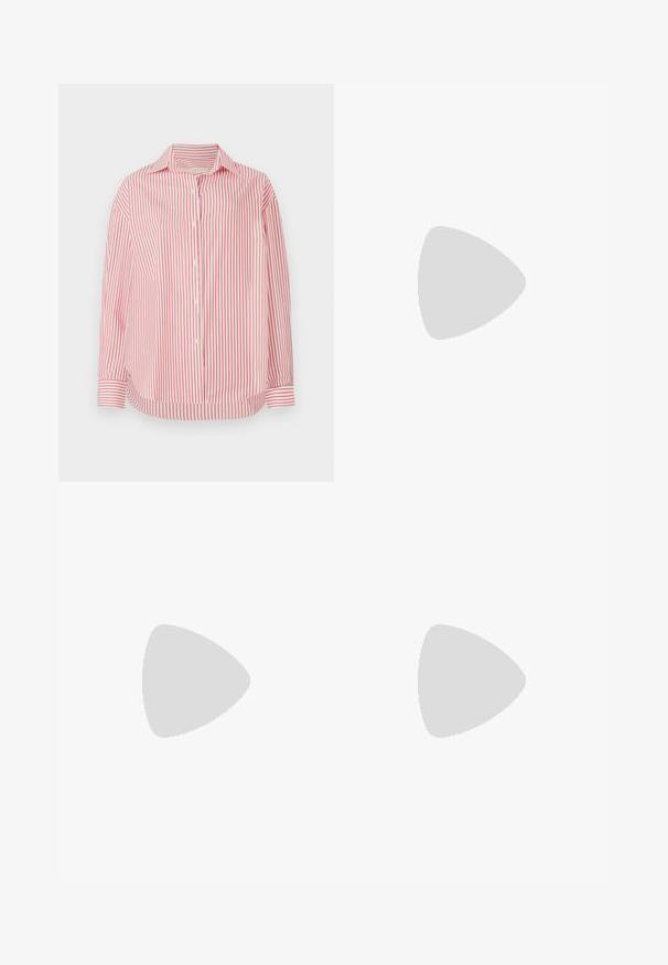 Camisa de botão listrada verticalmente em vermelho e branco, com colarinho, mangas longas e barra arredondada. O material parece suave e leve.; Calças de ganga azul de boca larga com uma cintura alta, apresentando cinco bolsos, um fecho de botão prateado e costuras visíveis.; Paul Smith TOPANGA - Sabrinas - black; Bolsa de couro azul-marinho com duas alças longas, um detalhe de fivela e um porta-chaves anexado. Apresenta uma textura suave e uma forma retangular.