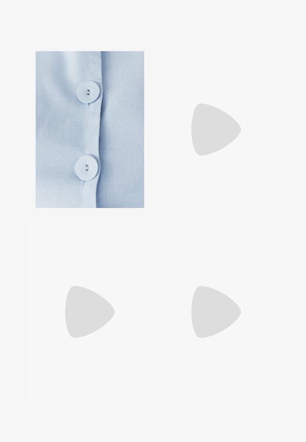 Camicia di tessuto azzurro chiaro con due bottoni tondi con asole, materiale tessuto testurizzato e una finitura ordinata del bottone.; Pantaloni a gamba larga marroni realizzati in un tessuto liscio, con vita alta, pieghe frontali e due tasche laterali.; Mocassini in pelle nera con tacco piatto, dotati di un dettaglio decorativo in metallo dorato nella parte anteriore e una superficie liscia.; Sciarpa blu intrecciata con estremità frangiate, texture liscia, forma rettangolare e colore uniforme su tutta la superficie. Adatta per il freddo.; Borsa a spalla in pelle intrecciata di colore marrone scuro, con forma curvata, tracolla regolabile e finitura liscia. Design compatto senza hardware visibile.