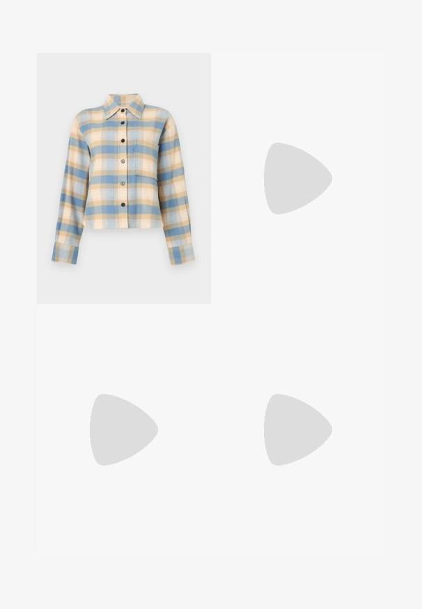 Rutete skjorte med strukturert krage, i blå, beige og rosa sjakkmønster, lange ermer og svarte knapper foran.; Hvite vide bukser laget av bomull med en glatt tekstur. Har en frontknapp, glidelåsgylf og fire lommer.; Sorte skinnloafers med en kraftig såle, med en gulltoneakcent foran og en jevn finish. Kraftig mønsterdesign på sålen.; Svart lærveske med en strukturert form, korte doble håndtak, gullfargede detaljer og en side-tag tilbehør. Jevn, teksturert overflate.