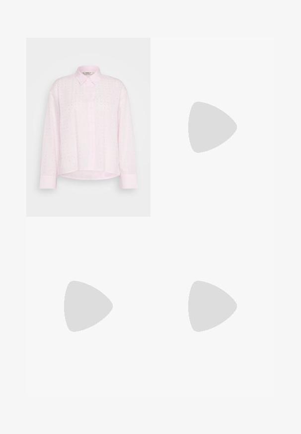 Cămașă roz deschis, cu guler, cu dungi verticale și puncte mici de argint uniform distribuite pe material. Mâneci lungi.; Pantaloni negri cu picioare largi, cu o textură netedă, având un talie înaltă și detalii cu cusătură centrală. Realizați dintr-un material ușor.; Sandal cu barete negre, cu vârf pătrat și toc mic de bloc. Prezintă mai multe barete subțiri și o bareta ajustabilă la gleznă. Fabricat din piele netedă.; Fular împletit de culoare albastră, cu capete franjurate, textură netedă, formă rectangulară și culoare uniformă pe întreaga suprafață. Potrivit pentru vreme rece.