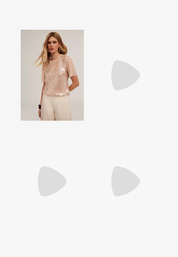 Top a maniche corte di colore rosa chiaro con un lato anteriore in paillettes e maniche trasparenti, caratterizzato da un design testurizzato e scollatura rotonda.; Pantaloni a gamba larga in tessuto crema con una texture liscia, caratterizzati da un singolo bottone frontale, pieghe sottili e un design a vita alta.; Décolleté in vernice nera con punta affusolata e tacco in geometria cubica. Presentano un design elegante e minimalista, con una texture liscia.; Borsa in pelle beige con una forma unica, caratterizzata da due manici corti e una lunga tracolla regolabile. Texture liscia con hardware minimale.