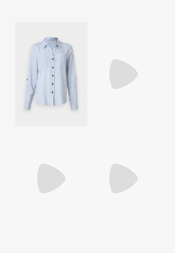 Helderblauwe gestreepte overhemd met lange mouwen, twee voorzakken en bruine knopen. Verticale strepen creëren een fris patroon.; Donkerblauwe denim bermuda shorts met een trekkoord in de taille, voorzien van standaard riemlussen en zichtbare stikseldetails.; Witte high-top canvas sneakers met een zwarte rubberen zool, een rubberen neuskap aan de voorkant en zes gaatjes voor veters, met een schone, minimalistische uitstraling.; Rode leren handtas met een hoekig, geometrisch ontwerp. Beschikt over een enkele verstelbare schouderriem en een klepclosure met gestikte details.