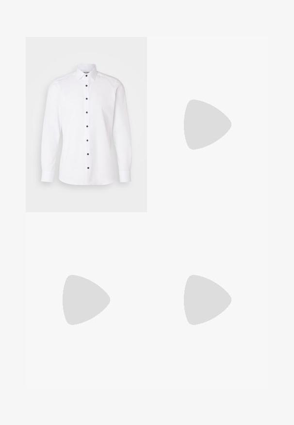 OLYMP Level Five Ametlik pluus - weiss; Mustad püksid sirge lõikega, sileda tekstuuriga ja must nahkrihm hõbedase pandlaga. Lihtne disain, ilma mustrite või aktsentideta.; Beige suede loafers, millel veidi läiget, ümarate varvastega, libisemisega disainiga ja madala pruuni kontsaga. Kerge õmbluste detail.; Mustad mustad prillid oktaalpäistega, tumedad läätsed, läikiv viimistlus, õhukesed templid ja kuldsed aktsendid ees.