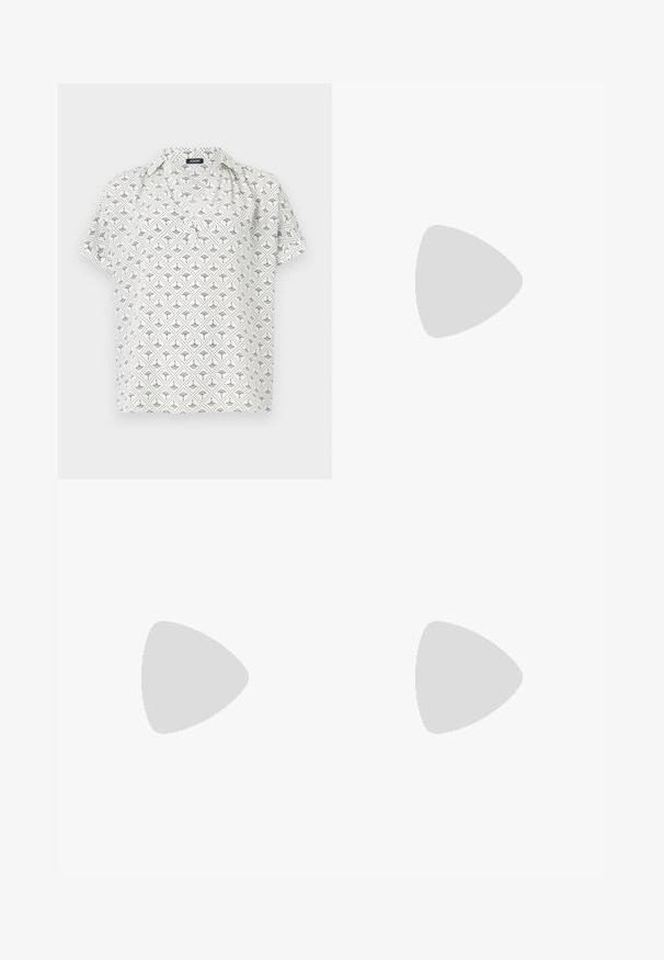 Blouse blanche à manches courtes avec un motif géométrique noir, dotée d'un col et d'une coupe ample. Fabriquée en tissu léger.; Pantalon noir ajusté avec une coupe droite, présentant une texture lisse et des plis nets sur le devant. Aucune quincaillerie visible.; Slingback noir à bout pointu avec un petit talon, en cuir lisse et doté d'un design découpé sur le côté pour plus de respirabilité.; Sac à épaule en cuir noir au toucher doux, de forme triangulaire et avec une bandoulière réglable, associé à une chemise à rayures bleu clair et à un pantalon blanc.