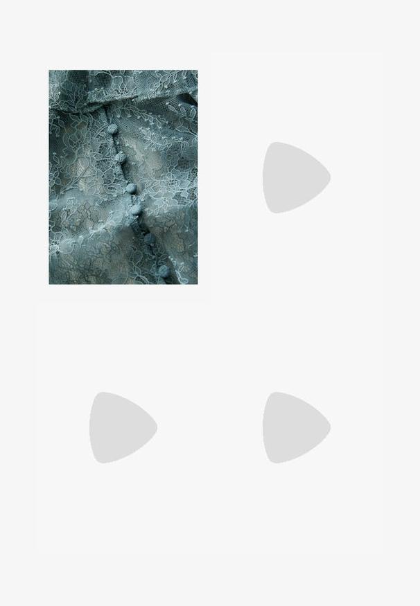 Jemná čipkovaná tkanina v tlmenej teal farbe, s kvetinovými vzormi, textúrovaným povrchom a zaoblenými látkovými gombíkmi pozdĺž stredu.; Hnedé nohavice s vysokým pásom a skladaním, vyrobené z hladkej tkaniny. Voľný strih, rovný strih nohavíc, s pútkami na opasok a so zipsom.; Next Sandále - black; Čierna kožená kabelka s dvojitými popruhmi na rameno, obdĺžnikový tvar a minimalistický dizajn na bielom pozadí.