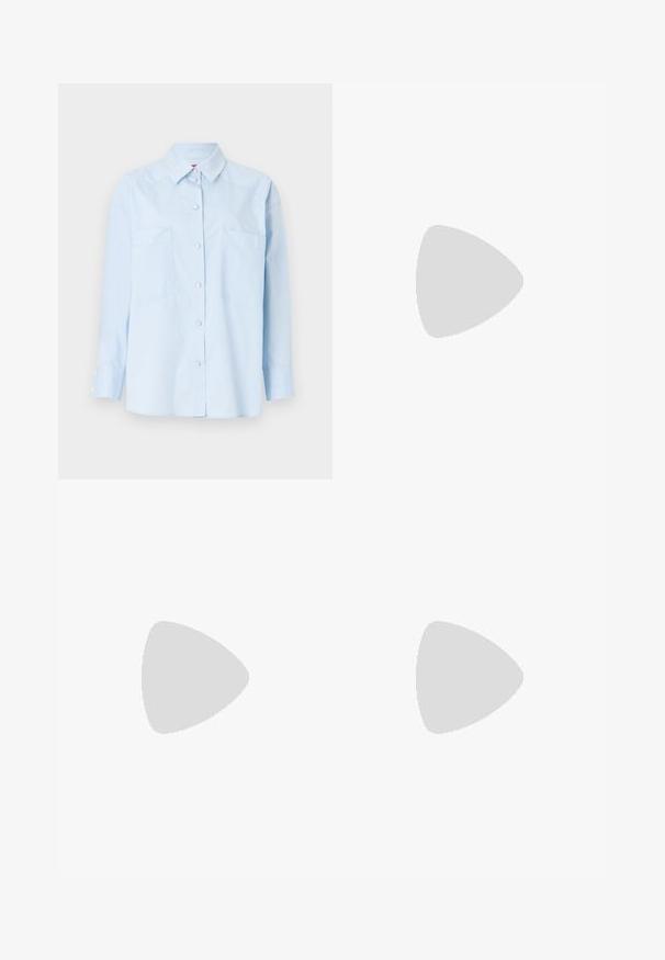 Šviesiai mėlyna marškinė su ilgomis rankovėmis, dviem priekinių kišenėmis ir apykakle. Sukurta su tvirtu paviršiumi ir sagčių akcentais rankogaliuose.; Pilki plačių kojų džinsai su išblukusiu apdailos efektu, mygtukų uždarymu, penkių kišenių dizainu ir siuvinėjimu palei siūles.; Juodas odinis kulkšninis botas su smailiu pirštu, aukštu blokuotu kulnu ir sidabriniu piršto dangteliu. Lygus paviršius ir paprastas dizainas.; Juoda odinė rankinė su kvadratiniu rankenu, su tekstūruotu paviršiumi ir įspaustu logotipu. Įeina nusiimama diržas.