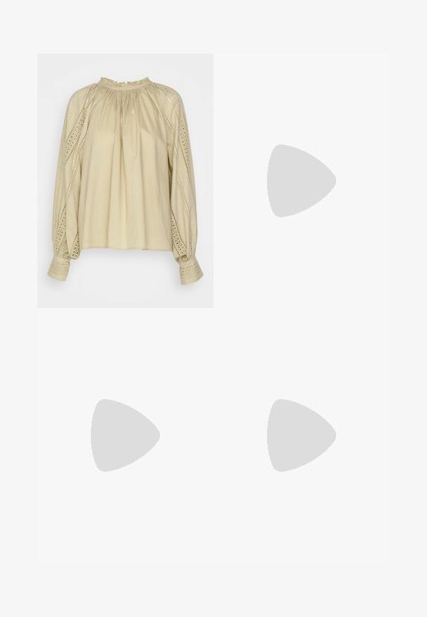 Beige Langarmbluse mit gerafftem Ausschnitt, Spitzenverzierungen an den Ärmeln und einem lockeren Schnitt. Weicher Stoff mit strukturierten Akzenten.; Schwarze Kunstlederhosen mit weitem Schnitt, ausgestattet mit weißen Nähten, frontalen Taschen und einem goldenen Knopf am Bund.; Schwarze Leder-Ballettschuhe mit abgerundeter Spitze, glatter Textur, minimalen Nähdetails und einem flexiblen Sohlen-Design.; Braune Ledertasche mit Klappenverschluss, Beschlägen in Goldfarbe, einem Schultergurt und einer glatten Oberfläche. Kompakte rechteckige Form.