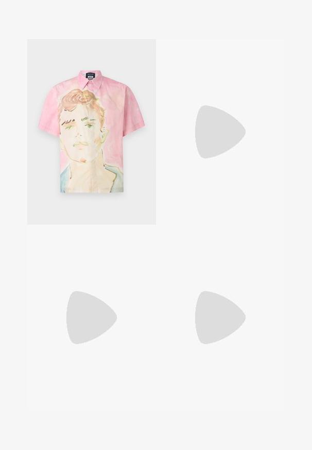 Korte mouwen shirt in roze stof met een artistieke gezichtsillustratie, in zachte kleuren en een button-down kraag.; Zwart kortebril T-shirt van katoen, met een ronde hals en een klein logo detail near de zoom. Gladde textuur, normale pasvorm.; Zwarte geplooide broeken met een rechte, brede pijpontwerp. Gemaakt van soepele stof, met een knoopsluiting en riemlussen.; Zwartegeweven instap schoenen met een glad leren accent aan de bovenkant, een ronde neusontwerp en een laag profiel rubberen zool.