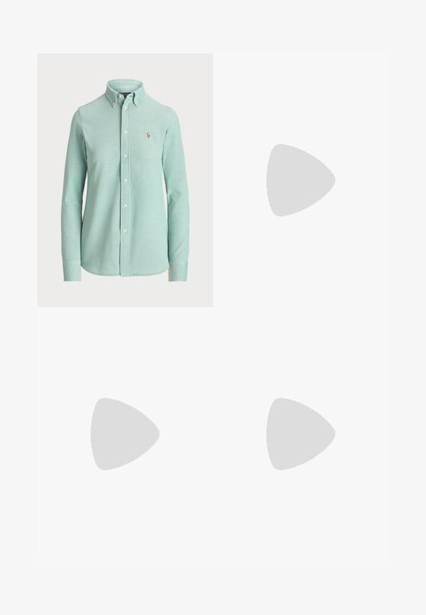 Camicia a maniche lunghe di colore verde menta chiaro, realizzata in misto cotone, presenta un colletto classico e un piccolo logo ricamato sul petto.; Camicia bianca a maniche lunghe, in cotone, con scollatura rotonda, caratterizzata da un piccolo logo blu navy sul lato sinistro del petto. Design semplice, vestibilità regolare.; Pantaloni bianchi a gamba larga con vita alta, dotati di chiusura a bottone e dettagli di cucitura discreti. Realizzati in cotone con una texture morbida.; Sneakers bianchi in pelle con una finitura liscia, dettagli blu navy e un piccolo logo sul lato. Presentano lacci piatti e una suola in gomma testurizzata.