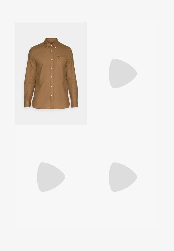 Lyle & Scott PLAIN SHIRT - Vapaa-ajan kauluspaita - linden khaki; Musta cargo-housut, jotka on valmistettu kestävästä kankaasta, sisältävät sivutaskut, napin sulkemisen ja slim fit -muotoilun. Silkkinen rakenne, jossa on minimaalinen yksityiskohtaisuus.; Musta nahka loaferi, jossa on sileä pinta, ja joka sisältää ommeltuja yksityiskohtia vampissa sekä matalan, kiinteän mustan kumipohjan.; Vihreät suorakaiteen muotoiset aurinkolasit, joissa on tummat linssit, paksut läpinäkyvät kehykset ja hieno kiiltävä pinta. Korostukset templeissä.